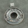 Дамски сребърен медальон с формата на кръг и дизайнерският часовник на Студио Николас