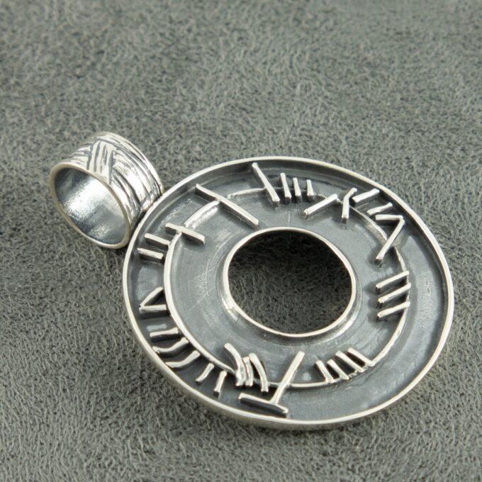 Дамски сребърен медальон с формата на кръг и дизайнерският часовник на Студио Николас