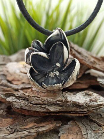 Солиден дамски сребърен медальон във формата на цвете с монтирани циркони на тичинките 903M