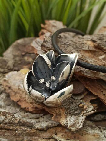 Дамски сребърен медальон 