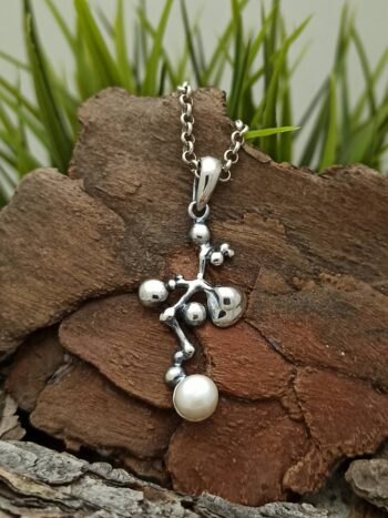 Дамски сребърен медальон с перла 