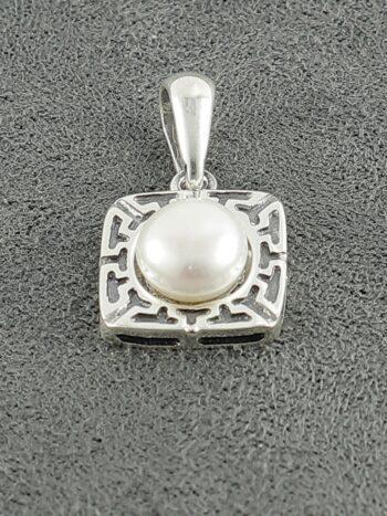 Сребърен медальон с перла 