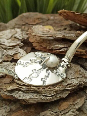 Гривна от сребро с перла 819B