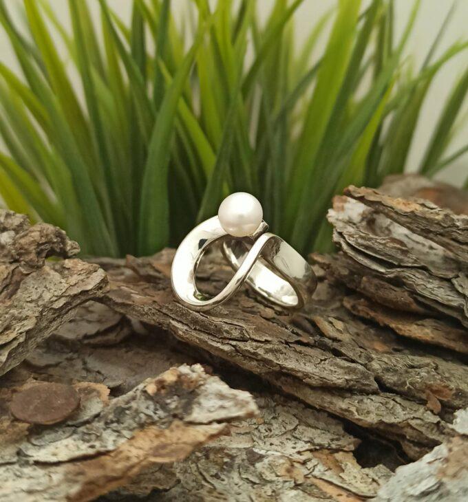Ръчно изработен дамски сребърен пръстен 925 с ПЕРЛА Бижуто е модел 07R от Студио Николас