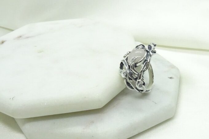 Красив и изящен дамски сребърен пръстен с розов кварц модел 1205 R на Студио Николас.