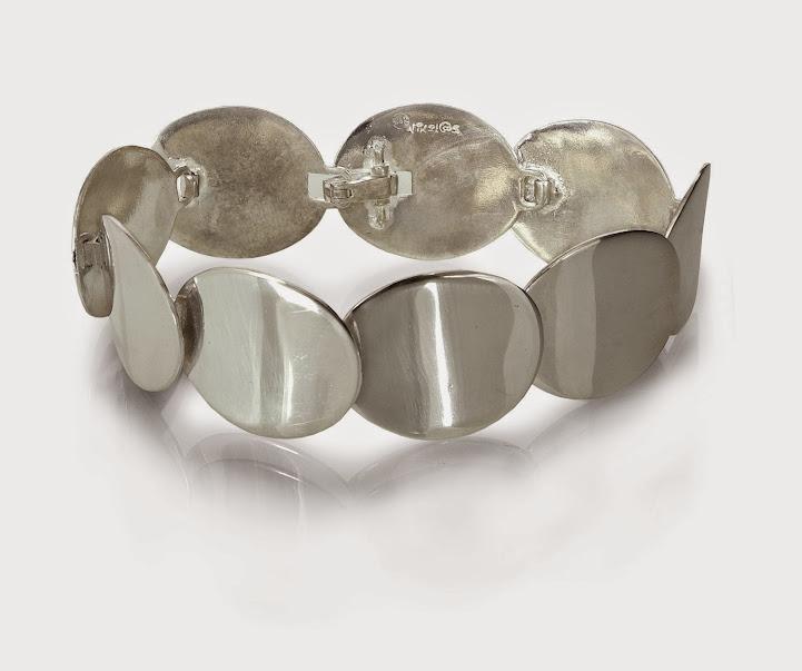 Сребърна гривна с масивни кръгли елементи