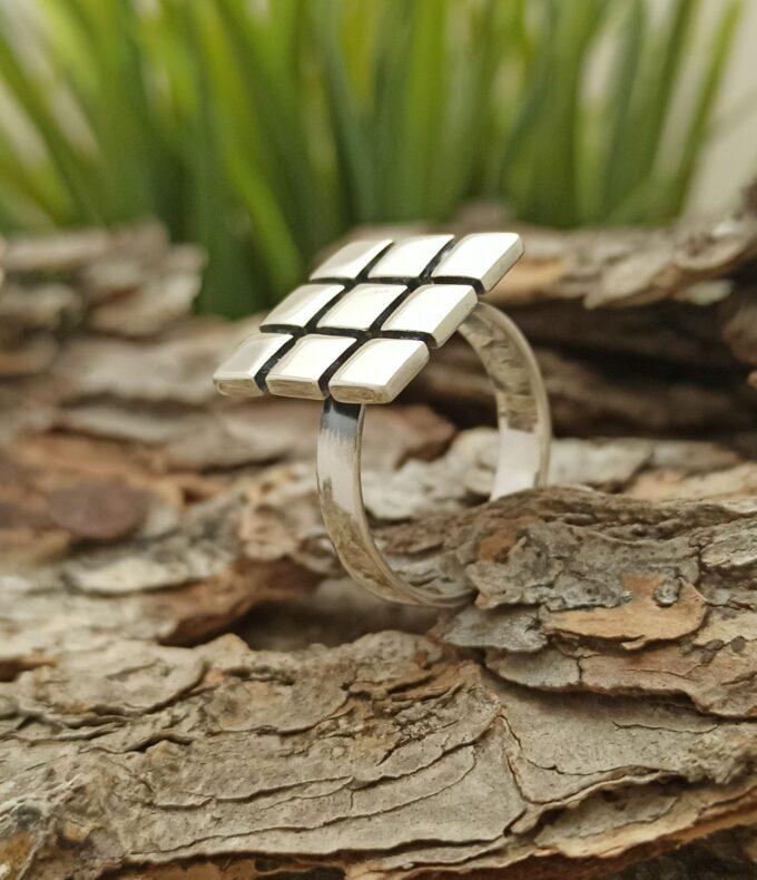 Дамски сребърен пръстен от множество квадрати. Пръстен от сребро 925 с каталожен номер 667R.