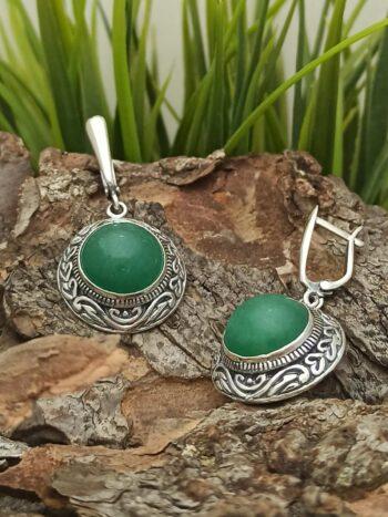 Масивни дамски сребърни обеци с английско  закопчаване и естествен камък зелен  авантюрин с кръгла форма и орнаменти.