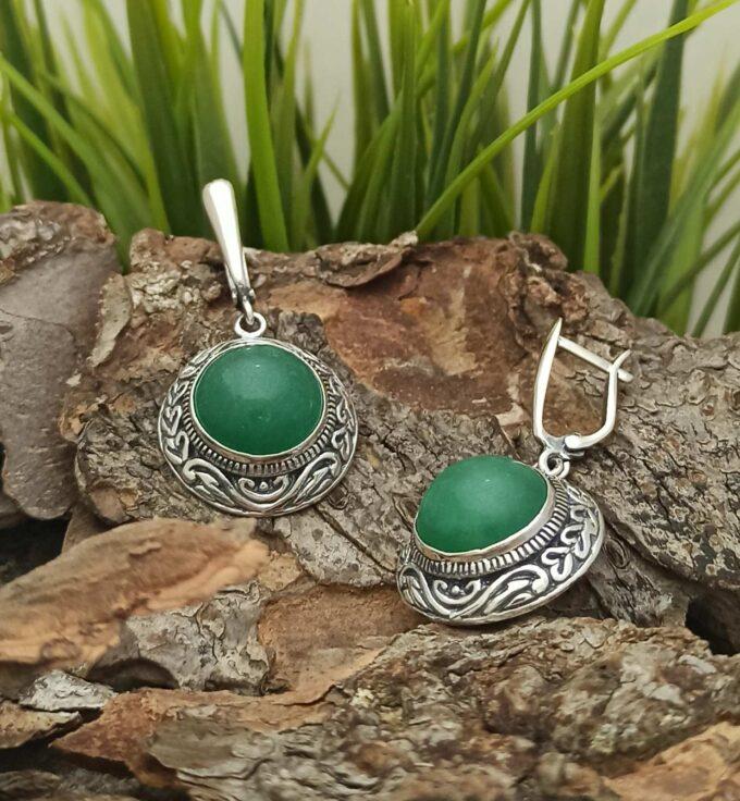 Масивни дамски сребърни обеци с английско  закопчаване и естествен камък зелен  авантюрин с кръгла форма и орнаменти.