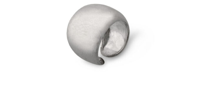 Дамски сребърен пръстен масивен и изчистен модел 204R на Студио Николас. Nikol@s е изкуствoто, с внимание към всеки детайл. Ръчна изработка, 925 пробa, сребърна  красота!