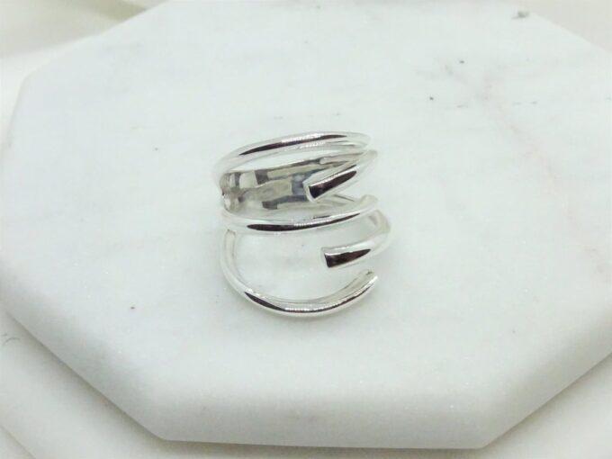 Нежен сребърен спираловиден пръстен, обвиващ пръста.