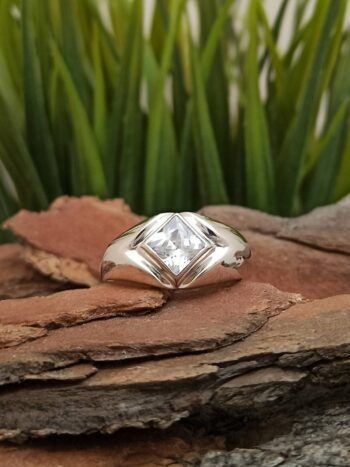 Дамски сребърен пръстен с бял циркон