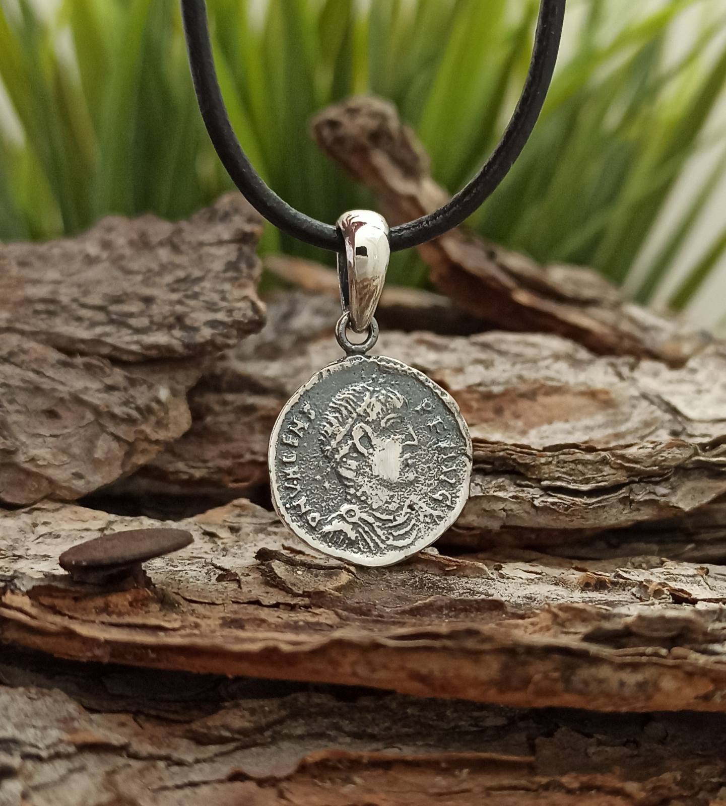 Дамски сребърен медальон Старинна монета
