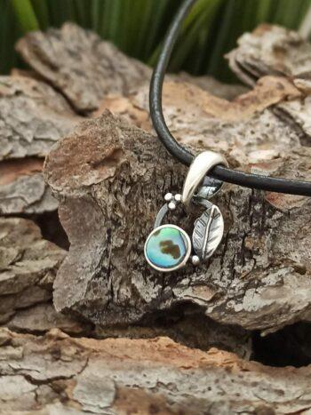 Дамски сребърен медальон с кралски седеф