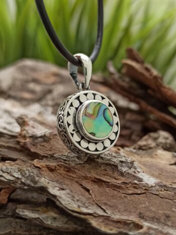 Дамски сребърен медальон със седеф