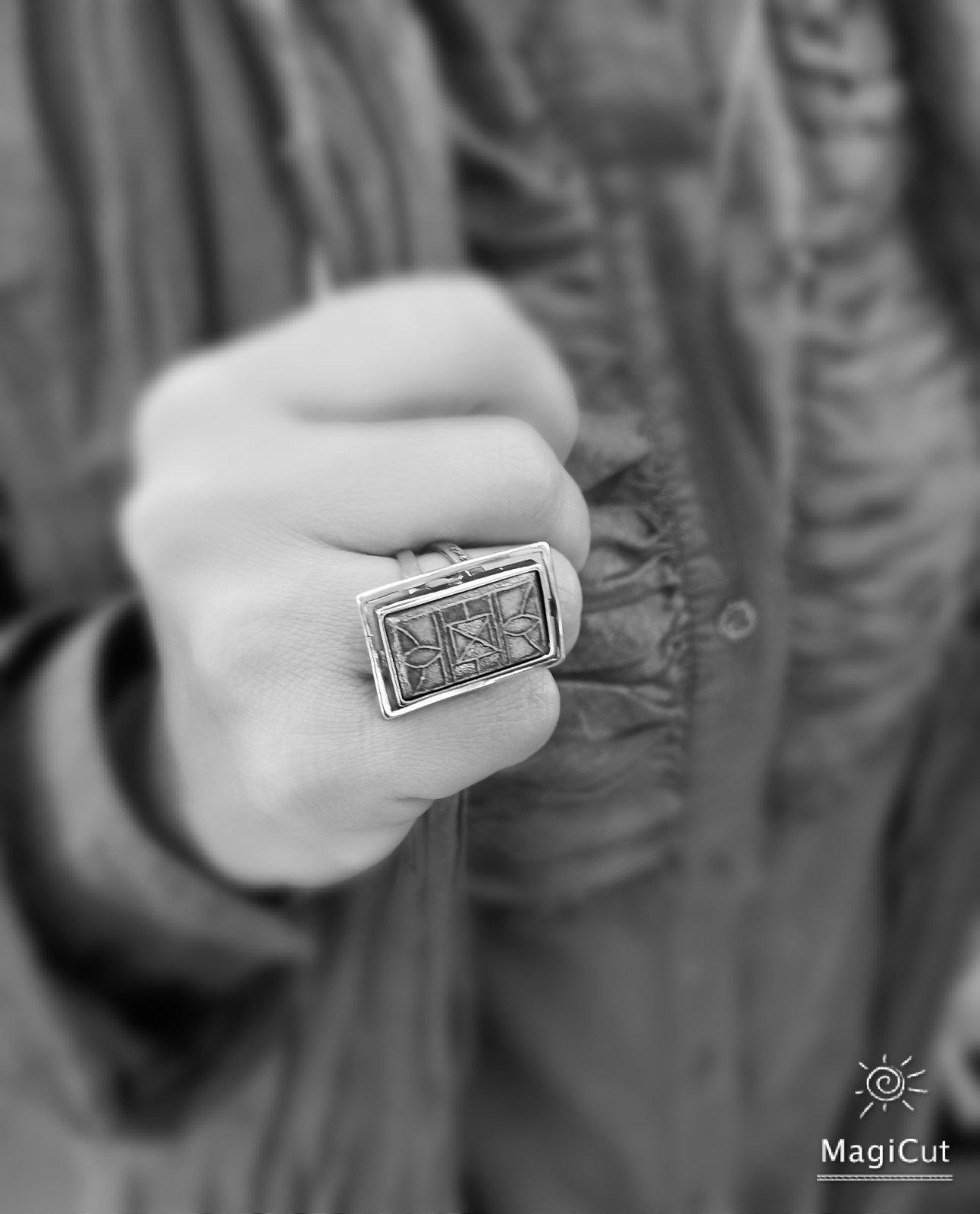 Дамски сребърен пръстен с керамика с правоъгълна форма  и прекрасна керамика Студио Николас Пръстени от сребро 925 с ръчнa керамика бижута