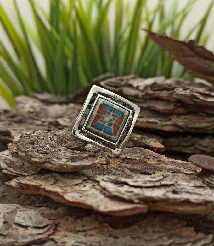 Сребърен пръстен 713CR с прекрасна многоцветна керамика от фабрика за бижутерия Студио Николас