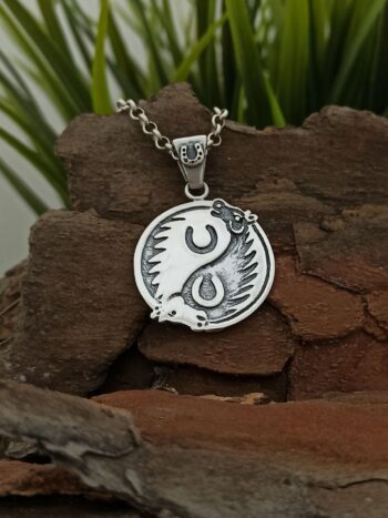 Сребърен медальон с кон и подкова