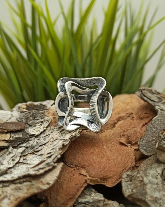 Дамски сребърен пръстен модел 820R на Студио Николас комплекта с обеци пръстен и медальон