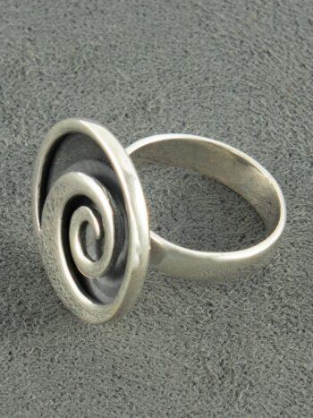Дамски сребърен пръстен с кръгла плочка и закачлива завъртулка от сребро напомняща на символ ИН-ЯН модел 485R от Студио Николас