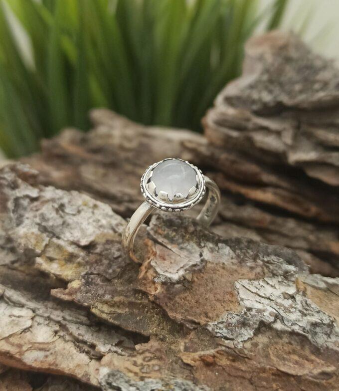 Дамски сребърен пръстен с естествен камък розов кварц 1241R Студио Николас. Нежен пръстен от сребро 925 с естествени камъни