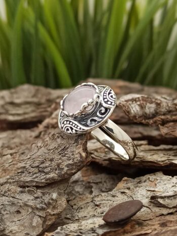 Дамски сребърен пръстен с розов кварц