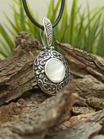 Дамски сребърен медальон със седеф 1130M