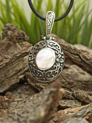 Дамски сребърен медальон със седеф 1130M