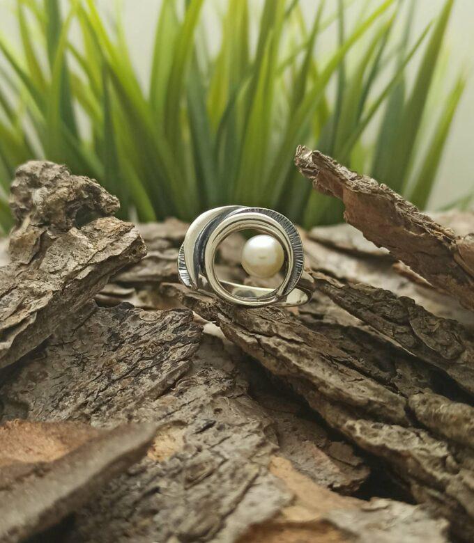 Дамски сребърен пръстен с перла 1169R произведен във фабрика за сребърни накити Студио Николас.