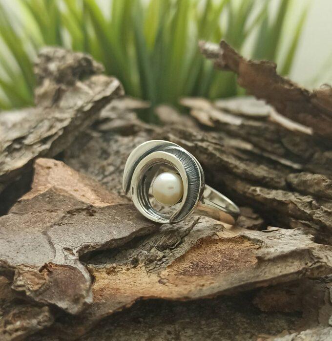 Дамски сребърен пръстен с перла 1169R произведен във фабрика за сребърни накити Студио Николас.