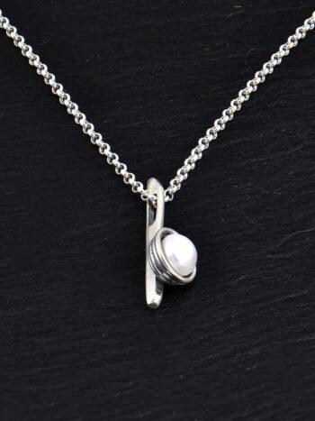Дамски сребърен медальон с речна перла 1337M Ръчно изработен сребърен медальон с култивирана бяла речна перла