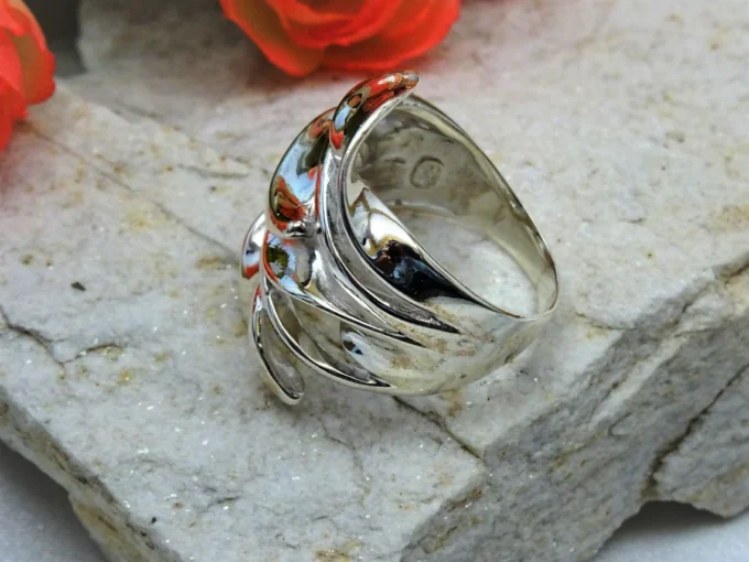 Зашеметяващият сребърен пръстен с геометрични форми който ще подчертае най-доброто от вашия индивидуален стил