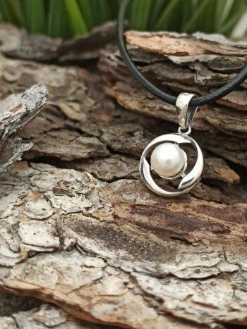 Сребърен медальон с речна перла 