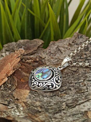 Медальон от сребро и седеф 