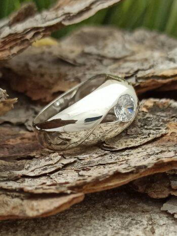 Масивен пръстен от сребро с циркон модел 265R на Студио Николас.