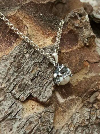 Сребърен медальон ЖАБЧЕ с речна перла