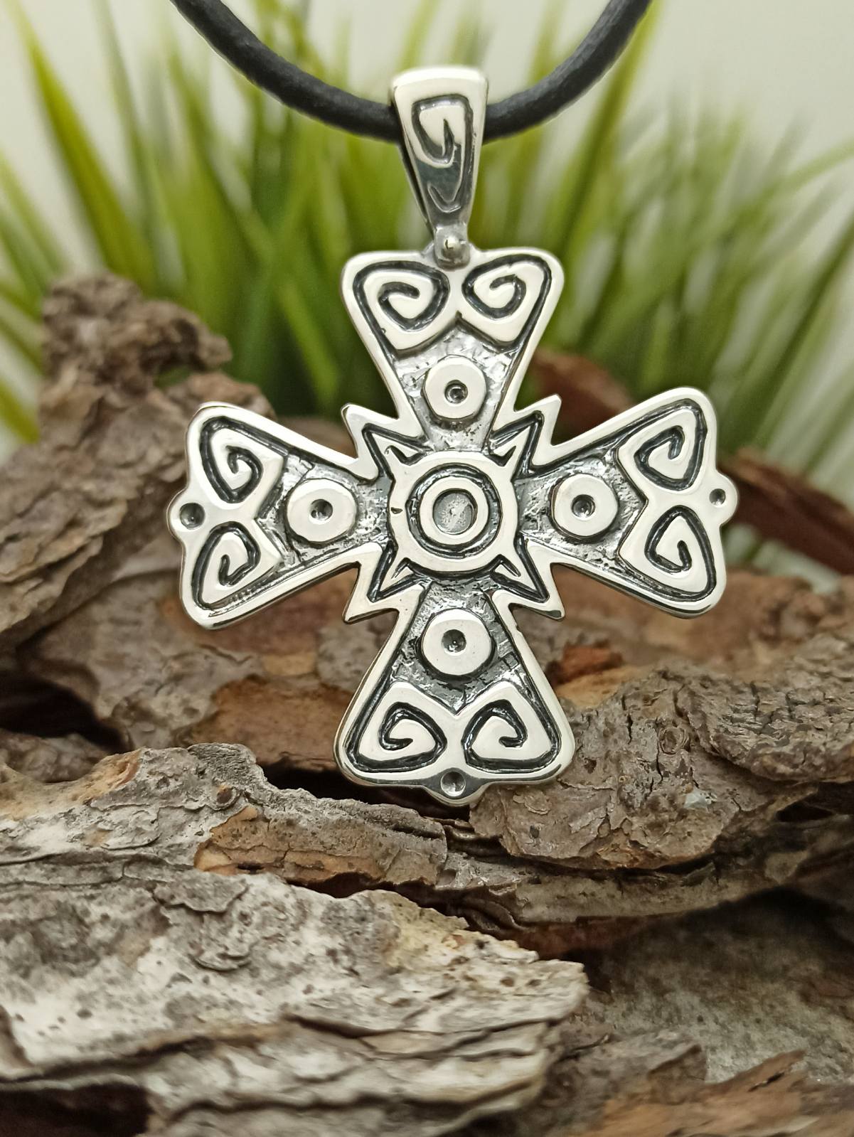 Малтийски сребърен кръст четири вдлъбнати четириъгълника с форма на V