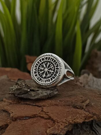 Сребърен-пръстен-„VEGVIZIR-1418R-с-изобразен-исландски-символ-известен-още-като-викингски-компас