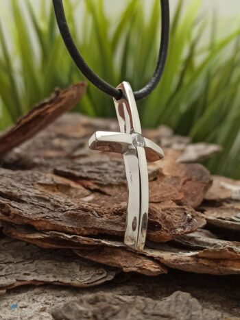 Стилизиран сребърен кръст с бял цирконий