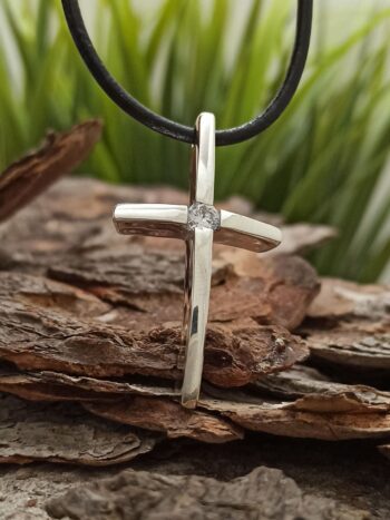 Стилизиран сребърен кръст с бял цирконий