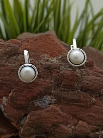 Нежни обеци от сребро с перла