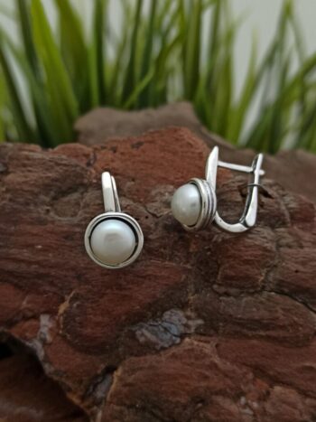 Нежни обеци от сребро с перла