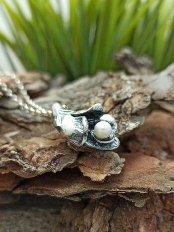 Сребърен медальон с речна перла 1070M