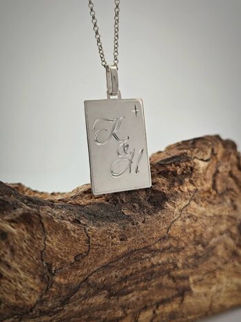 Сребърен медальон с ръчно изписани инициали