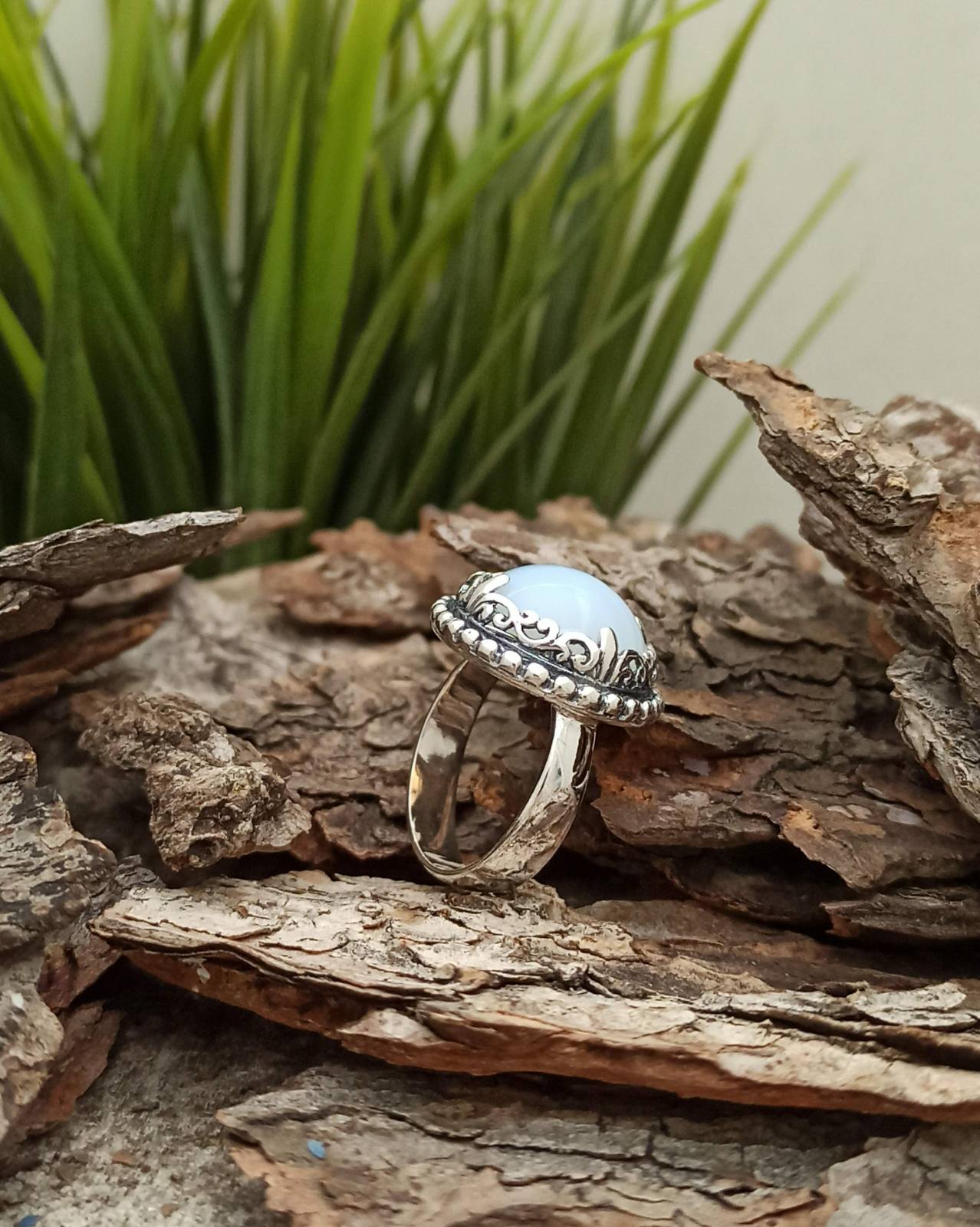 Красив пръстен от сребро с лунен камък