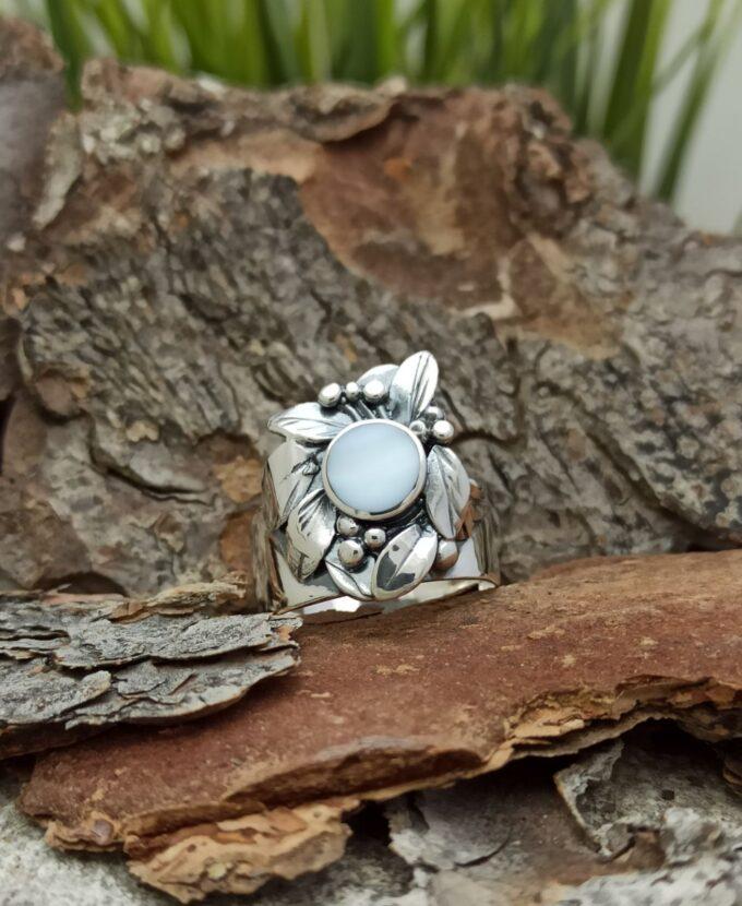 Масивен сребърен пръстен 1351R с цветя и седеф океански абалон от Studio Nikolas