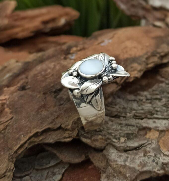 Масивен сребърен пръстен 1351R с цветя и седеф океански абалон от Studio Nikolas
