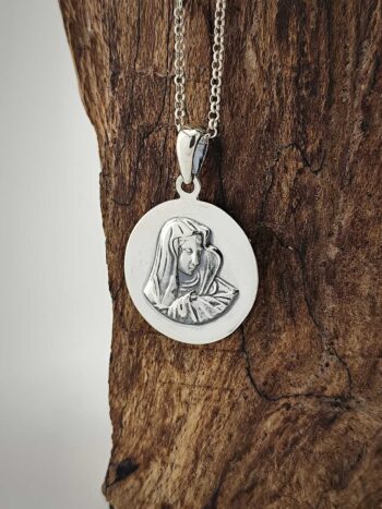 Сребърен медальон с Богородица