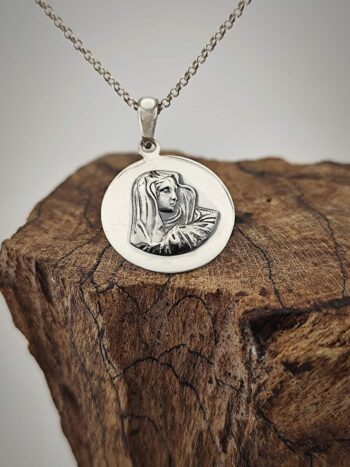 Сребърен медальон с Богородица