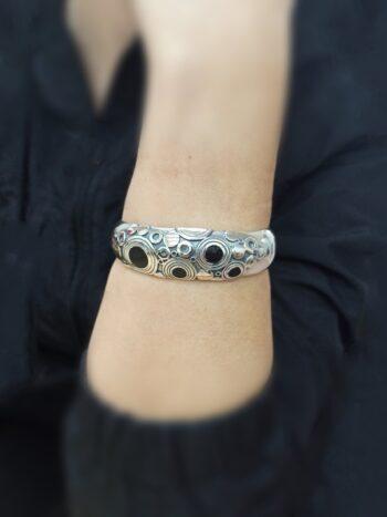 Сребърна гривна с кръгове черен емайл